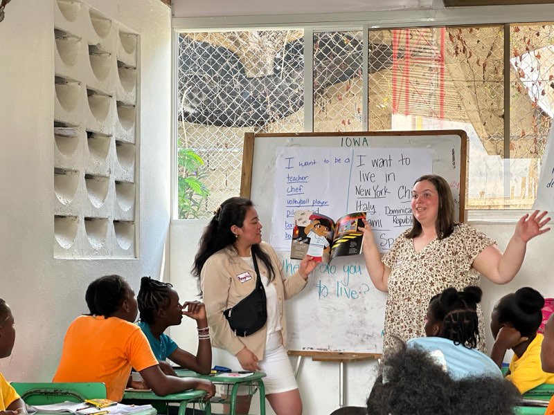 Students teaching in Santo Domingo